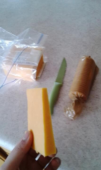 在轟家常吃的點心,餅乾夾起司