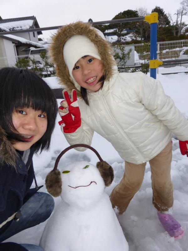 跟妹妹一起玩雪