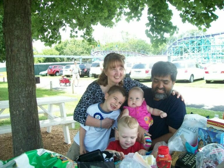 Grandma、Grandpa、Emily(粉紅衣)、Kiernan(白衣)、Tristin(紅衣)